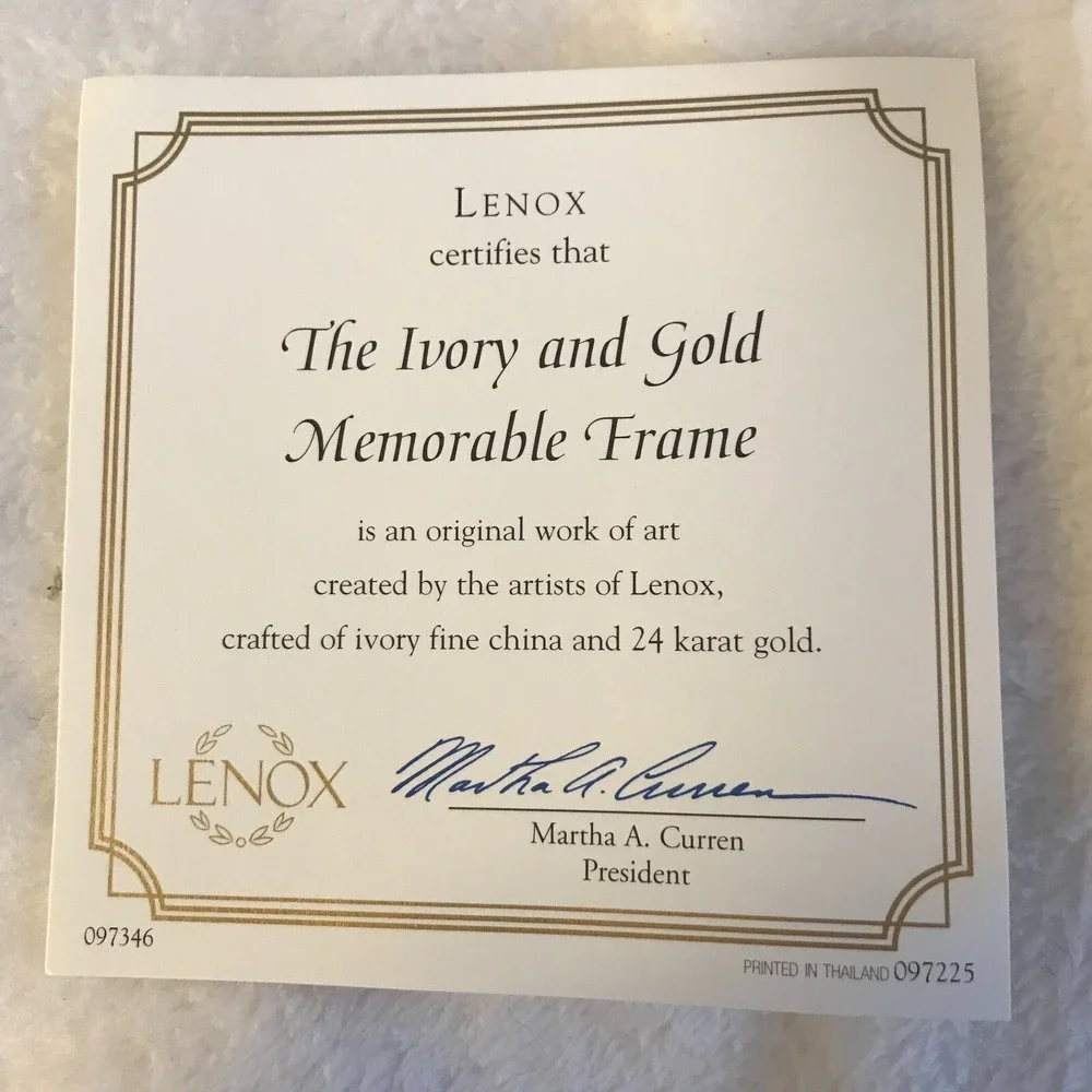 Vintage Lenox China Round Picture Frame Ivory and 24K Gold‎ Trim From Avon